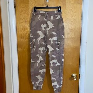 hollister ultra high rise camo jogger pants